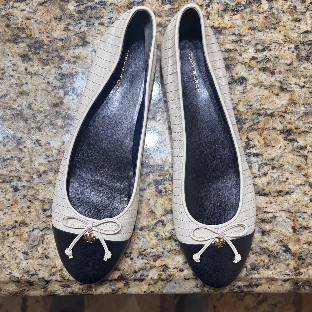 Tory Burch Women's Flats in Cream and Black